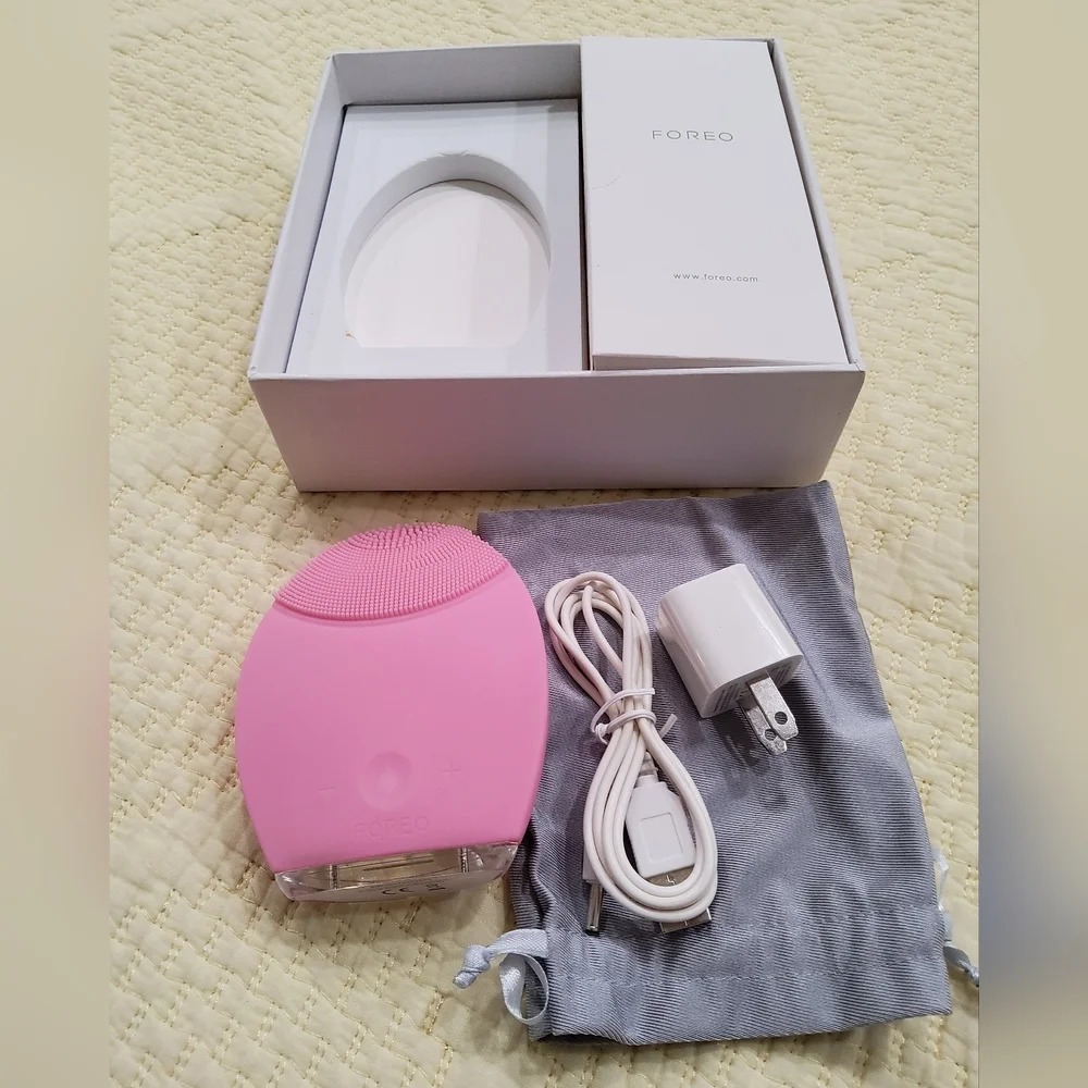 FOREO Pink Silicone Cleansing Device Battery Powered